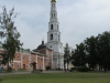 Церковь Успения пресвятой Богородицы (на первом плане) и колокольня с храмом Усекновения главы Иоанна Крестителя
