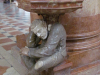 Церковь Святой Анастасии. Водосвятная чаша (1591). Скульптура Паоло Орефиче, называемая Пасквилино