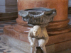 Церковь Святой Анастасии. Водосвятная чаша (1495). Скульптура Габриеле Калиари, называемая Горбун. Этот персонаж, с древности вызывает суеверные чувства. Говорят, что если дотронутся до горба, то это принесет удачу